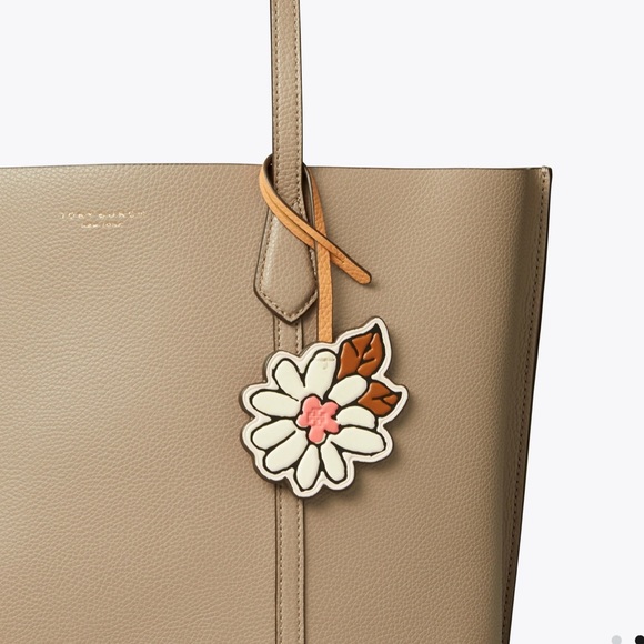🎉 HP 🎉 🆕 Tory Burch White Flower Bag Charm - Picture 2 of 4